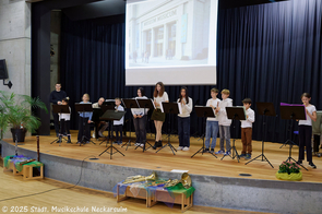 Ein größeres Blockflötenensemble musiziert.
