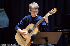 Ein junger Gitarrist musiziert.