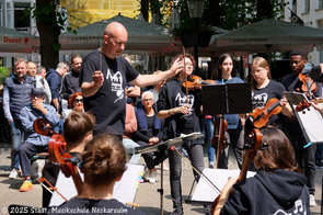 Andreas Kehlenbeck dirigiert das Orchester vor der Frauenkirche.