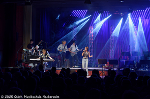 Lea Nagel mit Small Band in passender Lichtstimmung auf der Bühne.