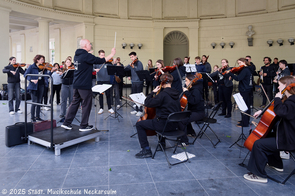 Andreas Kehlenbeck dirigiert das Orchester.