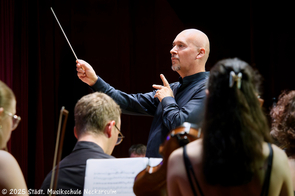 Andreas Kehlenbeck hat das Orchester im Griff.