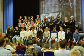 Alle Mitwirkenden versammeln sich zum Gruppenbild.