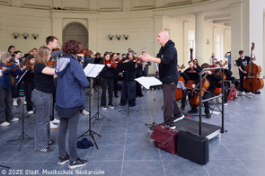 Das Orchester musiziert im Elisenbrunnen.