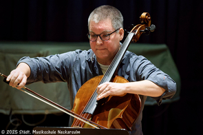 Sebastian Erlewein bringt sein Cello zum Singen.