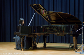 Eine junge Pianistin bezaubert mit ihrem Spiel.