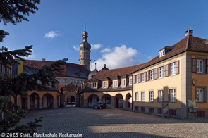 Am Eingang zum Schloss.