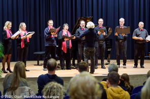 Die "Neckarsulm Voices" singen unter der Leitung von Andrea Voit-Erlewein.